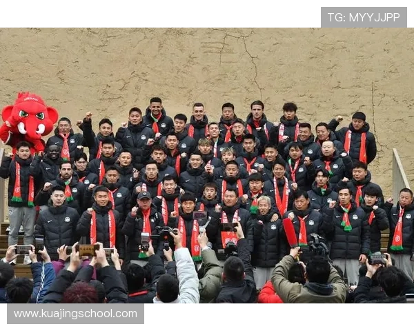 足球明星齐聚一堂的精彩瞬间大合照回顾与分享