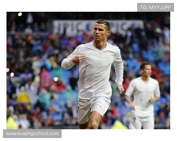 近期哪位足球明星在赛场上表现突出引发球迷热议和关注